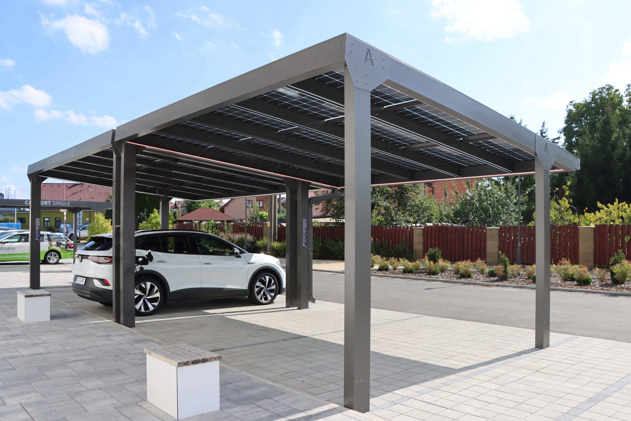 Abri voiture solaire avec véhicule électrique.