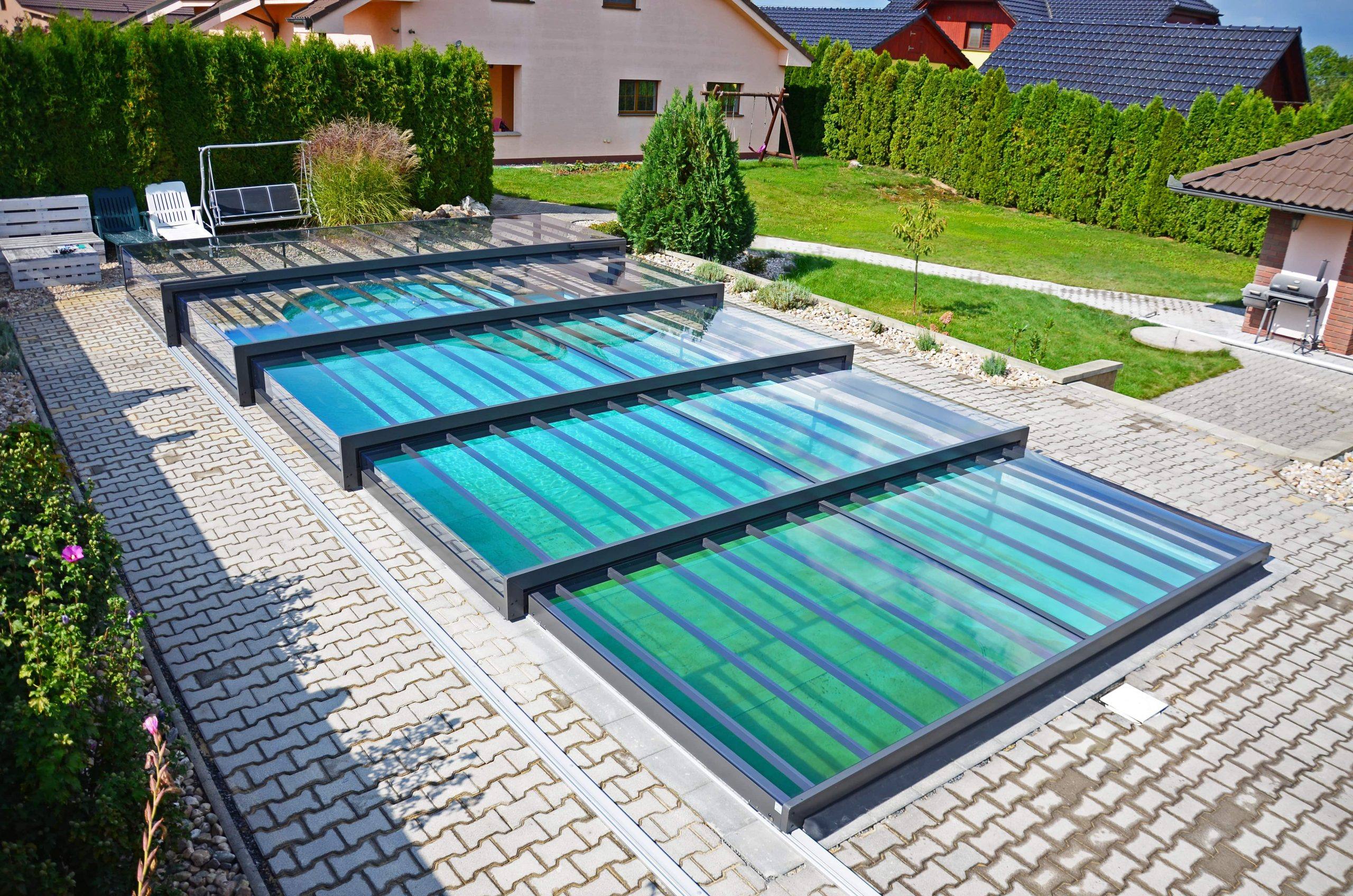 Abri de piscine télescopique moderne dans jardin