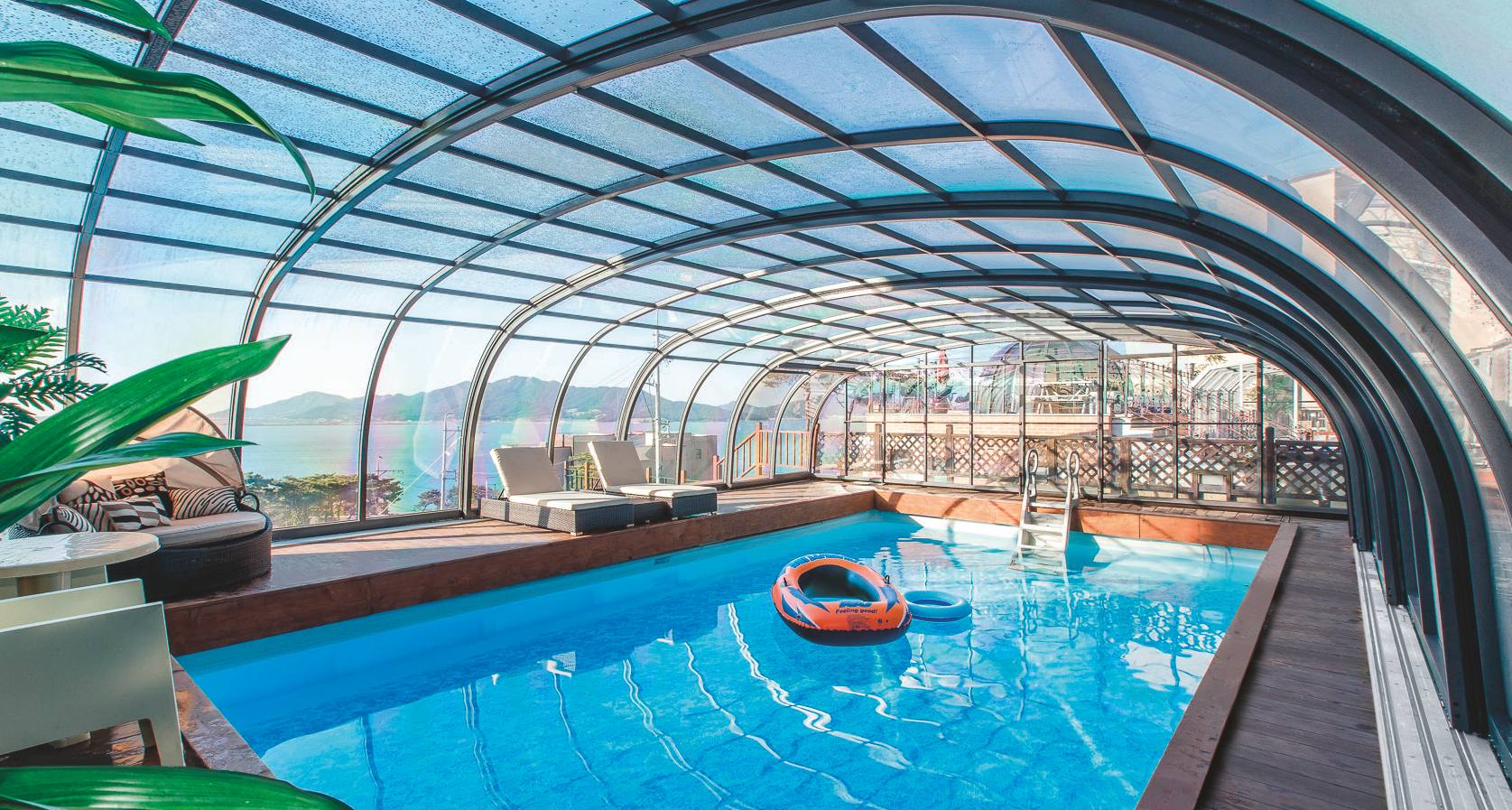 Véranda moderne avec piscine et vue panoramique.
