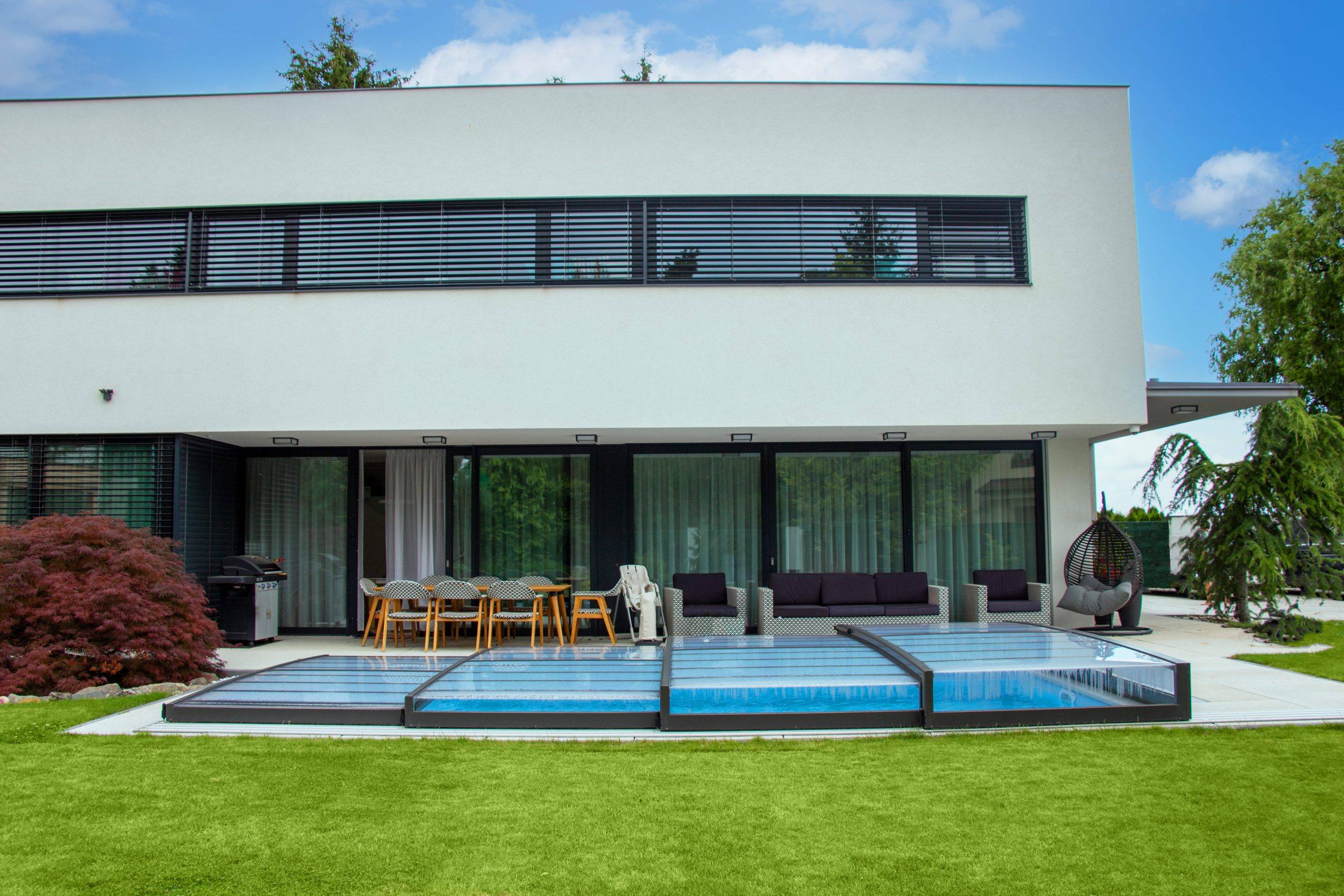 Maison moderne avec jardin et piscine.