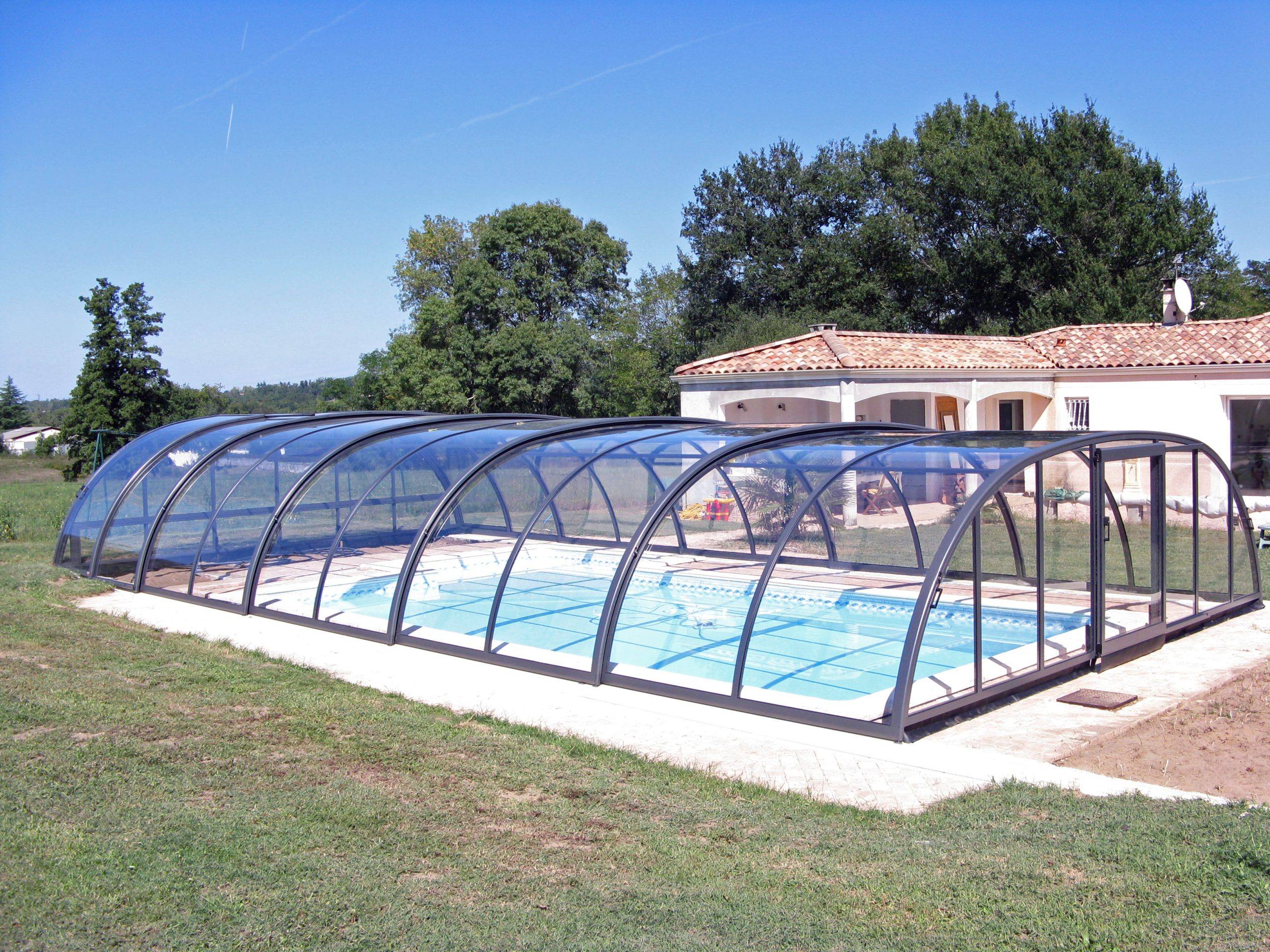 Abri de piscine extérieur moderne et spacieux.