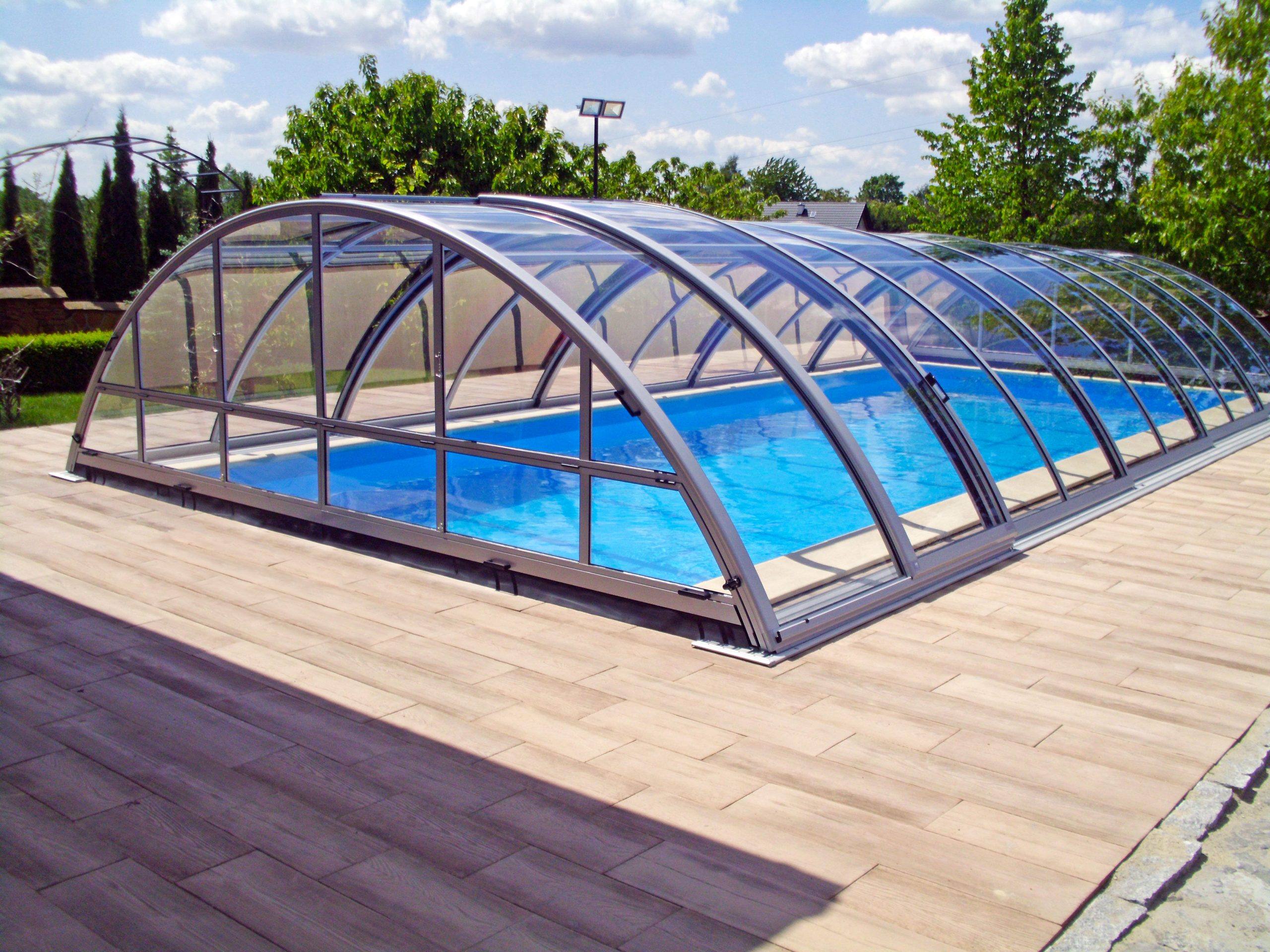 Abri de piscine télescopique moderne