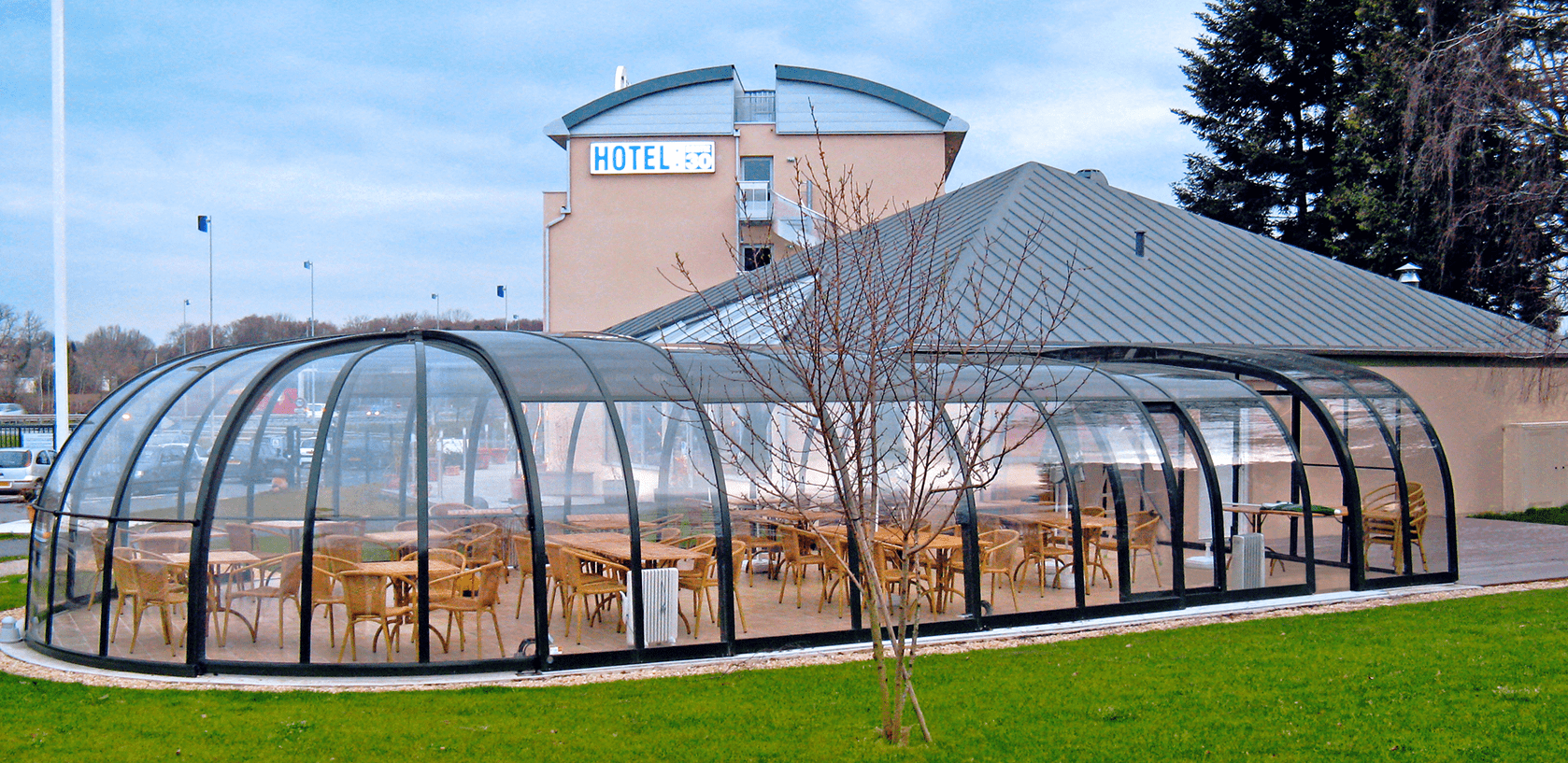 Terrasse couverte d'un hôtel moderne